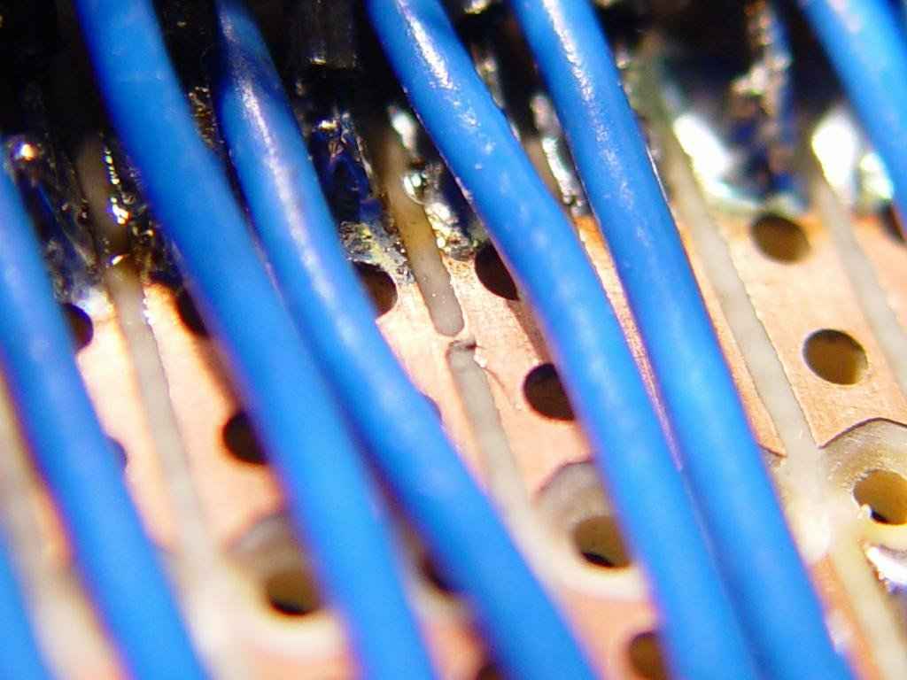 Unwanted extra copper
between the tracks